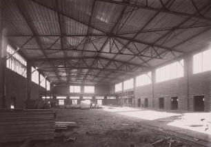 Güstrow. Bau der Versammlungs- und Ausstellungshalle. Innenansicht der rohbaufertigen und eingedeckten Halle