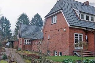 Am Rehm 52: giebelständiges Backsteinhaus: Rückfront: Giebelseite, Traufseite [angeschnitten] mit Seitentür: Bildmitte Verbindungstrakt: links Nebengebäude: hinten Schuppen: Gartenweg