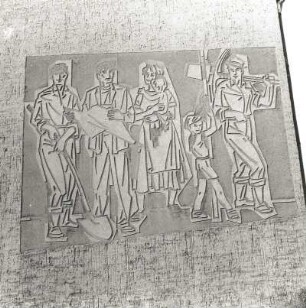 Ritzrelief "Werktätige". Beton (?), 1950/1960. Colditz, Wohnhaus, Schützenstraße 16, Giebelseite