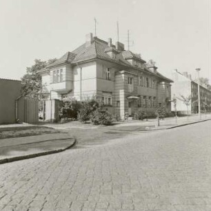 Doppelwohnhaus : Beeskow (Landkreis Oder-Spree), Wiesenring 21a/21. Doppelwohnhaus. Straßenansicht