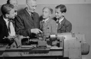 Haus der Kinder: Junge Pioniere beim Segelflugzeugbau und an einer Bohrmaschine : Pioniere an einer Bohrmaschine