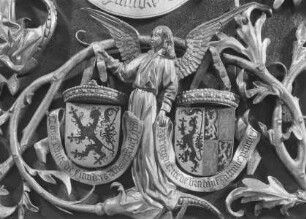 Grabmal der Maria von Burgund (+ 1482) — Rechte Längsseite — Engel mit Wappen