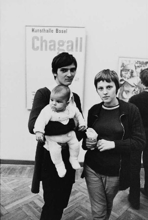 Junge Familie mit Säugling im Museum