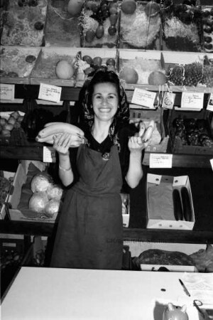 Rathausplatz: Wochenmarkt: Ayse Türk verkauft Bananen aus Südamerika