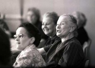 Seniorin singt : Seniorin die auf einer Versammlung singt