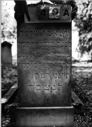 Grabstein 49 (Index: 100086695) Material: Sandstein Zustand: verwittert Maße HxBxT: 100x47x20 cm Beschreibung: Stele, Sockel, Giebel: Grabstein 49A (Nachholaufnahme)