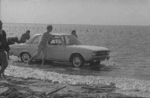 St. Peter-Ording, Böhl: Hochflut überschwemmt Parkplatz, Autos im Wasser