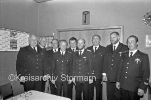 Heidekamp: Wehrführer-Dienstversammlung: Gruppenfoto von Amtswehrführer Herbert David, stellvertretendem Amtswehrführer Jochim Schmidt, Sicherheitsbeauftragter des Kreisfeuerwehrverbands Heinz Börner mit den Jubilaren Egon Bartscherer, Rudi Ellert, Peter Köster, Reiner Brügmann, Uwe Schwarz, Adolf Teyfel: im Vordergrund Tisch: im Hintergrund Tür und Wand mit Uhr, Schlüssel und Kalender