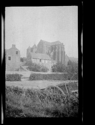 Origny bei Hirson (=Origny-en-Thiérache, Dep. Aisne): "Kirche [Saint-Cyr-et-Sainte-Julitte]" (Distanzaufnahme)