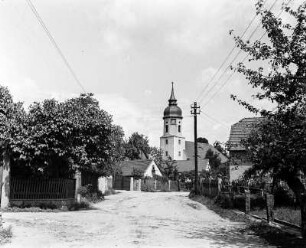 Blick zur Dorfkirche Dobra