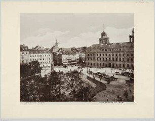 Der Postplatz in Dresden, Blick nach Südosten, links der Eingang in die Wilsdruffer Straße und in die Wallstraße, rechts das Postgebäude im Vordergrund hinter Bäumen der Cholerabrunnen