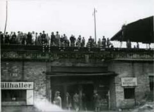 Berliner beobachten die Flugzeuge der Luftbrücke