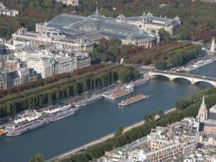 Blick vom Eiffelturm auf die Seine und Grand Palais (Ausstellungshallen) an den Champs Elysees