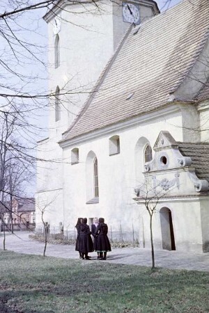 Kirchgängerinnen in Schleifer Tracht in Schleife. : Kemšerki w Slepjanskej drasće w Slepom.