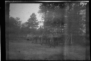Stochod-Stellung (=Stochid, Gewässer in der Ukraine): Soldaten und Pferde neben einem Blockhaus ("Eintreffen der 9. Kavallerie-Brigade")