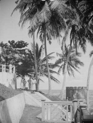 Europäer auf einer Terrassenanlage auf Ceylon (wahrscheinlich in Mount Lavinia) : Blick aufs Meer