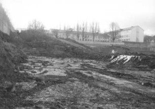 Baustelle Sächsische Landesbibliothek - Staats- und Universitätsbibliothek Dresden, Zentralbibliothek. Erdbau, Baugrube mit Rampe der Baustraße : Dresden-Räcknitz, Zellescher Weg 18. Baustelle Sächsische Landesbibliothek - Staats- und Universitätsbibliothek Dresden, Zentralbibliothek. Erdbau, Baugrube mit Rampe der Baustraße