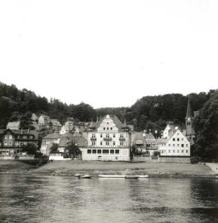 Stadt Wehlen, Kirchstraße 6. Wohnhäuser und Strandhotel. Blick über die Elbe nach Norden