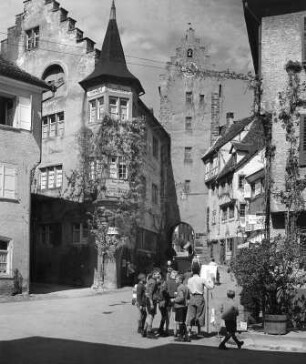 Meersburg. Straßenbild mit Obertor (1442). Stadtseite mit Gasthaus Zum Bären