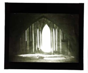 Bühnenbild: Parsifal (?): Ansicht Bühnenbild, Säulenhalle