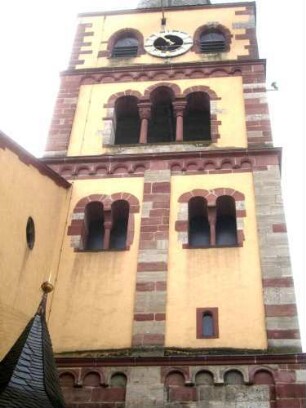 Stadtkirche - Kirchturm von Norden-mittlere und obere Geschosse in Übersicht (mit Rundbogenfries sowie Bi- und Triforien)