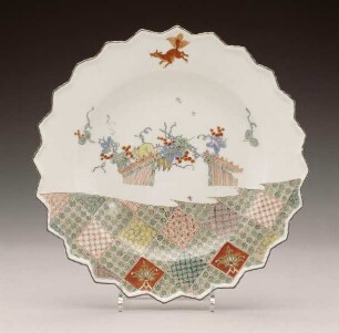 24fach gezackter Teller mit japanischem Eichhörnchen-Dekor und Ornamenten im Imari-Stil