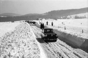 Schauinsland: Autos auf der verschneiten Haldenstraße