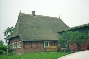 Hauptstraße 15: Fachwerkhaus mit Reetdach: links Giebelseite Wohntrakt: Traufseite: rechts angebaute Drempelscheune