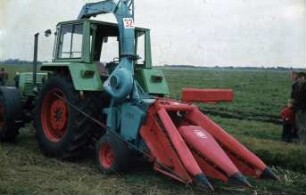 Fotografie: Erntetechnik, Silomais, Maishäcksler angebaut, Rückfahreinrichtung
