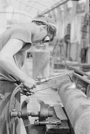 Gemüsekombinat Wollup. Schweißer bei der Arbeit in einem Gewächshaus