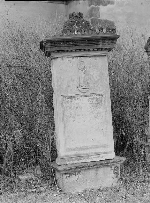 Grabmal für Johann Gottlob Findeisen : Grabmal für Johann Gottlob Findeisen. Sandstein (1848). Dresden-Kaditz, Altkaditzer Kirchhof