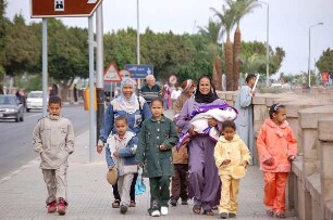 Luxor - Frauen mit Kindern : Ägypter auf der Niluferstraße in Luxor am Luxor-Tempel (rechts), aufgenommen 2006