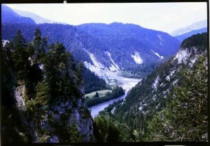Bonaduz, Versam: Straße Bonaduz-Versam, Durchbruch des Vorderrheins durch den Flimser Bergsturz, von der Straße auf den Rhein