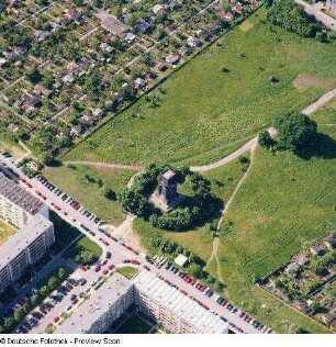 Dresden-Räcknitz. Blick über Kreuzung Bulgakowstraße, Ludwig-Renn-Allee, Böllstraße und Kleingartenanlage Räcknitzhöhe. Luftbild-Schrägaufnahme von Südosten