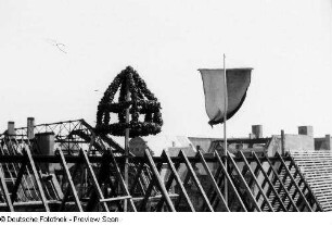 Richtkranz auf dem Rathausdach