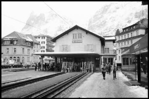 Grindelwald: Züge am Bahnhof [Bahnhof ohne Züge]