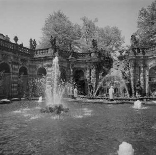 Dresden. Zwinger, Nymphenbad mit Kaskade und Springbrunnen