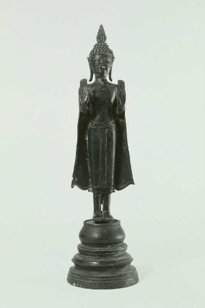 Stehende Figur auf Sockel