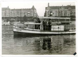 Dresden, Johannstadt, Elbfähre "Martha" auf dem Fluss mit Blick auf das Käthe-Kollwitz-Ufer, vormals Hindenburgufer und die Bundschuhstraße, vormals Gneisenaustraße