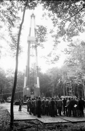 Freiburg: Bohrturm durch Äste mit Richtkrone, mit Publikum