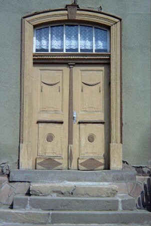 Detail voriges Bild: zweiflügelige Haustür mit Schnitzerei