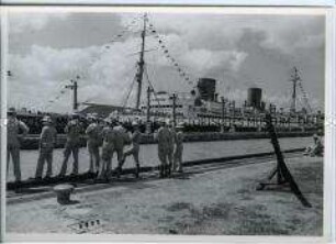 Hochseepassagierdampfer "Columbus" in der Kanalschleuse "Miraflores" des Panamakanals