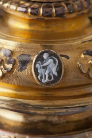 Kameo auf Ziergefäß mit Figur und einem Vierbeiner, Ende 16. Jh.