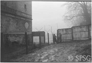 2 Grenzsoldaten bei Meierei