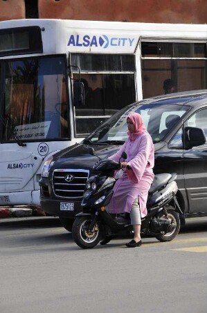 Mopedfahrerin in Marrakesch