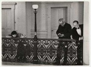 Lausanner Abrüstungskonferenz. Der britische Premierminister Ramsay Macdonald mit seiner Tochter und seinem Privatsekretär im Hotel Beau Rivage. von links: Ishbel MacDonald, Ramsay MacDonald, Butler