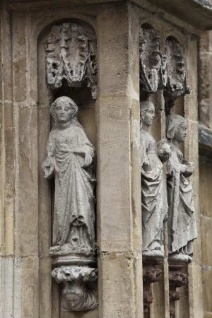 Südportal mit reichem Figurenprogramm — Rechter Strebepfeiler — Unbekannte weibliche Heilige