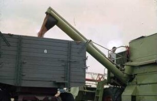 Fotografie: Mähdrescher selbstfahrend, Korntank, Transport, Zweiachsanhänger