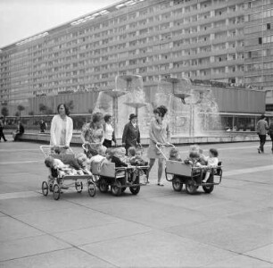 Dresden. Erzieherinnen mit Krippenkindern in ihren Ausfahrwagen