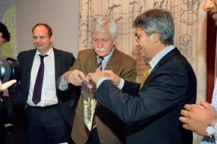 Pressekonferenz. Dirk Hilbert, Erster Bürgermeister Dresdens, Prof. Dr. Thomas Bürger, Generaldirektor der SLUB, und Prof. Dr. Hans Müller-Steinhagen, Rektor der TU Dresden, bei dem Experiment "Wie gewinnt man mit einfachsten Mitteln die DNA einer Banane?"